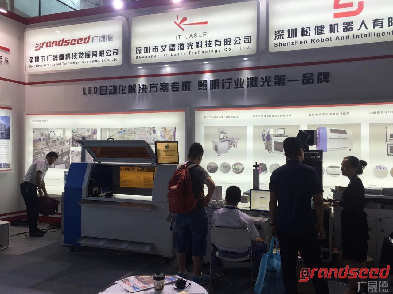 夜色在线视频全自动LED生产线展会现场